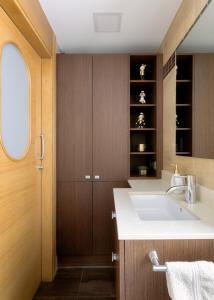 a bathroom with a sink and a window at Vitoria-Gasteiz magnífica casa in Vitoria-Gasteiz +38 photos