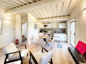 una cucina e una sala da pranzo con tavolo e sedie di Casa Brunello vicino centro Siena a Siena