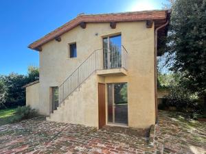 una casa con una scala sul lato di Casa Brunello vicino centro Siena a Siena