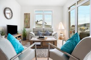 a living room with a couch and a table at Wohnung Wilma - Villa Wiederkehr in Ostseebad Sellin