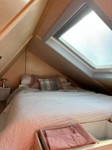 Ένα ή περισσότερα κρεβάτια σε δωμάτιο στο Beautiful French-Designed Tiny Home-Te Mata Peak Views