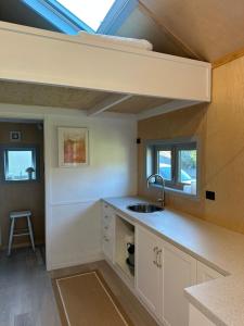 Η κουζίνα ή μικρή κουζίνα στο Beautiful French-Designed Tiny Home-Te Mata Peak Views