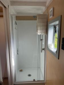 Ένα μπάνιο στο Beautiful French-Designed Tiny Home-Te Mata Peak Views +15 φωτογραφίες