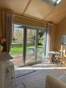 Μια τηλεόραση ή/και κέντρο ψυχαγωγίας στο Beautiful French-Designed Tiny Home-Te Mata Peak Views