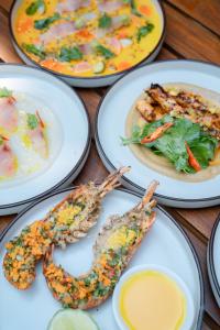 una mesa cubierta con platos de marisco en Serendipity Mirissa, en Mirissa