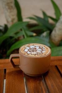 una taza de café sobre una mesa de madera en Serendipity Mirissa, en Mirissa