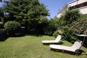 two chairs and a table in a yard at Casa Di Silvana in Morena +28 photos