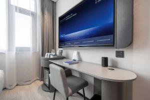 Una televisión o centro de entretenimiento en Atour Light Hotel Xuzhou Suning Plaza South Zhongshan Road