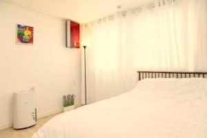 Postel nebo postele na pokoji v ubytování 은평코지스테이