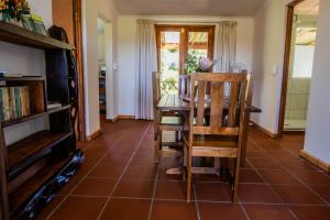 Un comedor con mesa y sillas en Natures Way Bushbuck Cottage, en The Crags 13 fotos más