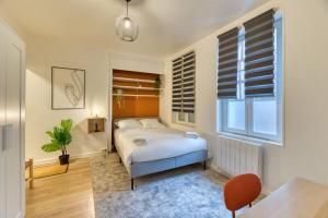 a bedroom with a bed and a window at Ceylan bel F2 à Rouen in Rouen