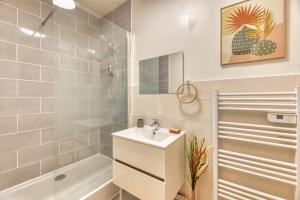a bathroom with a sink and a shower and a tub at Ceylan bel F2 à Rouen in Rouen