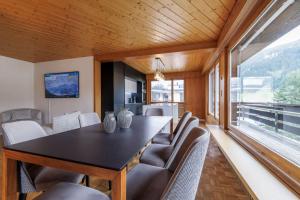 Un comedor con mesa y sillas en Luxe Davos Residence with Views Private Balcony, en Davos