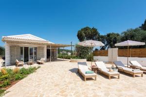 カシオピにあるVilla Bettinaのパティオ(椅子、パラソル付)