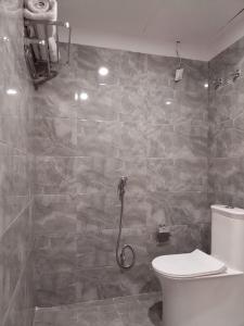 une salle de bain avec douche et toilettes dans l'établissement Chocolate Inn, Patna, à Patna