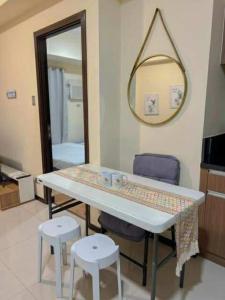 Televisyen dan/atau pusat hiburan di Cozy Pasay Condo with Pool Access