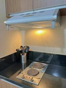 Dapur atau dapur kecil di Cozy Pasay Condo with Pool Access +14 gambar