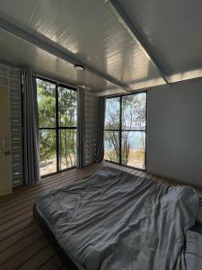 Giường trong phòng chung tại Đô La Island