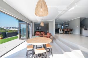 Posezení v ubytování Luxury Family Villa - Big Bay - Blaauwberg Beach