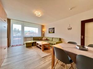 een woonkamer met een bank en een tafel bij Bergahorn, Montana Haus in Oberstdorf