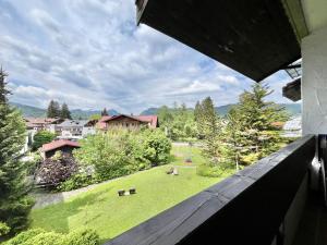 een uitzicht vanaf het balkon van een huis met een tuin bij Bergahorn, Montana Haus in Oberstdorf