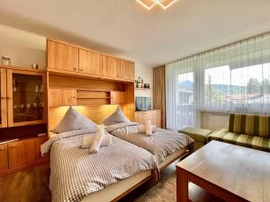 een slaapkamer met een groot bed en een bank bij Bergahorn, Montana Haus in Oberstdorf +19 foto's