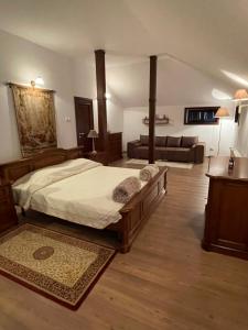a bedroom with a bed and a living room at Le Bon Choix in Tohani