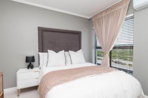 Postel nebo postele na pokoji v ubytování Luxury Family Villa - Big Bay - Blaauwberg Beach + 32 fotografií