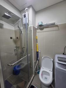 a small bathroom with a shower and a toilet at Schönes Apartment mit Pool-Nutzung in Manila +29 photos