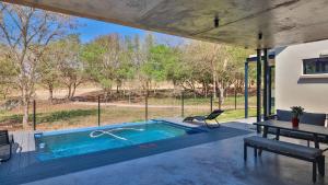 Hồ bơi trong/gần Wabi Sabie River House