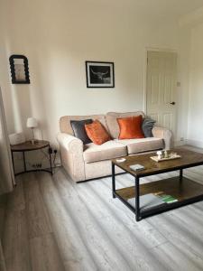 una sala de estar con un sofá y una mesa en Stephen's Brae Apartment, Inverness City Centre, en Inverness