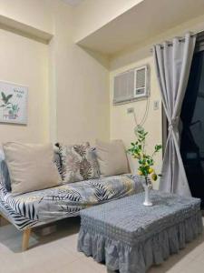 Ruang duduk di Cozy Pasay Condo with Pool Access