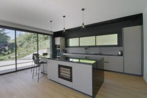 CatonにあるVilla d'exception Piscine vue et accès lac directのキッチン(カウンター、暖炉付)