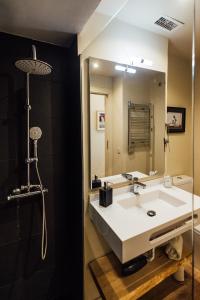 a bathroom with a sink and a large mirror at Lujo a pie de pista en Plaza Andalucía, Sierra Nevada in Sierra Nevada +31 photos