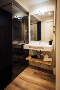 a bathroom with two sinks and a mirror at Lujo a pie de pista en Plaza Andalucía, Sierra Nevada in Sierra Nevada