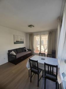 a living room with a couch and a table and chairs at Le 410, Appart rénové charme a Grasse in Grasse