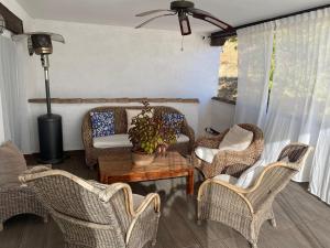 ein Wohnzimmer mit Korbstühlen und einem Tisch in der Unterkunft La Senda de Olmeda in Olmeda de las Fuentes