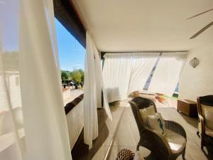 ein Zimmer mit Balkon mit Fenster und Stühlen in der Unterkunft La Senda de Olmeda in Olmeda de las Fuentes + 38 Fotos