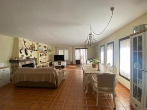 a living room with a bed and a table and chairs at La Senda de Olmeda in Olmeda de las Fuentes