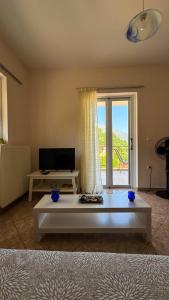 TV a/nebo společenská místnost v ubytování Poros Hills