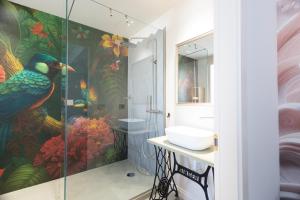 リッチョーネにあるHistory Suite Riccioneのオウムの絵が描かれたシャワー付きのバスルーム +46枚の写真