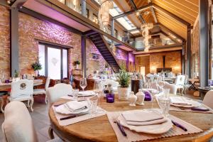 a dining room with a wooden table and white chairs at Gästehaus im Weingut am Nil in Kallstadt