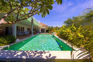 Bazén v ubytování Tropical Family Villa with Pool Garden ML103 nebo v jeho okolí