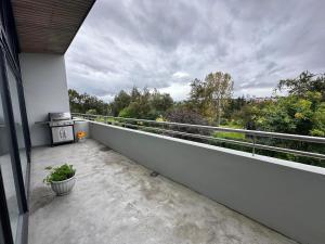 einen Balkon mit einem Topf mit Pflanzen darauf in der Unterkunft Modern and family friendly house in Fossvogur in Reykjavik - Birta Rentals in Reykjavík