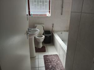 Ένα μπάνιο στο Neats Accommodations +48 φωτογραφίες