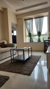 un salon avec une table basse et un canapé dans l'établissement CASA HILLSIDE Dapoli 2BHK Apartment, à Dapoli