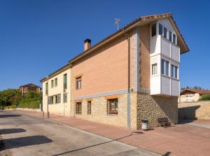 a brick building on the side of a street at Vitoria-Gasteiz magnífica casa in Vitoria-Gasteiz
