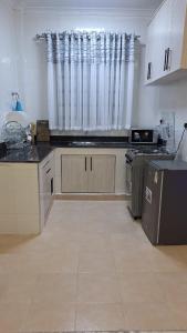 Η κουζίνα ή μικρή κουζίνα στο Naka Stafford near Wanjiru's