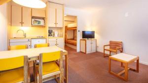 Una cocina con una mesa y sillas en una habitación. en Croix Margot N 105-ST4, en Villard-de-Lans