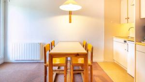 Una cocina con una mesa y sillas en una habitación. en Croix Margot N 105-ST4, en Villard-de-Lans 2 fotos más